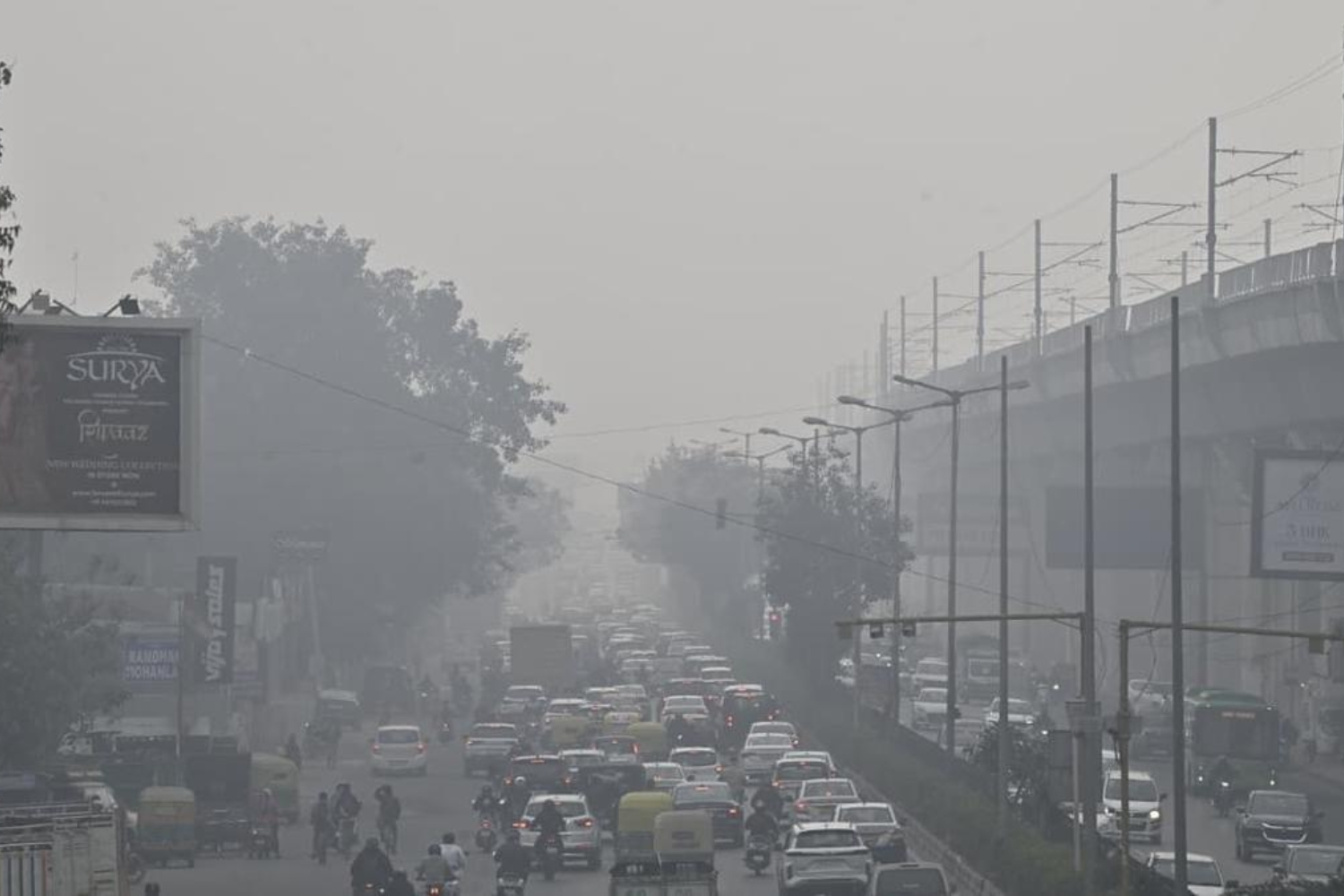 Delhi Air Quality Slips Further as Dense Smog and Fog Envelop the Capital