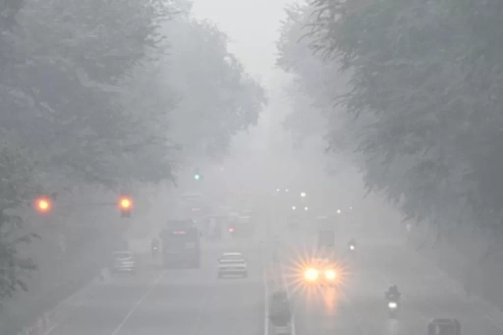 Delhi’s Air Quality Remains in Severe Category for Third Consecutive Day; Dense Smog Disrupts Daily Life and Air Traffic