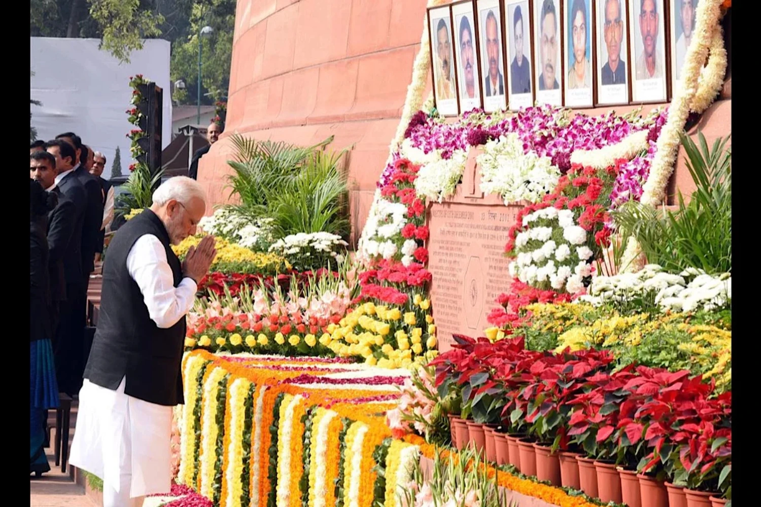 PM Modi, Rahul Gandhi Lead Nation in Paying Tribute to 2001 Parliament Attack Martyrs