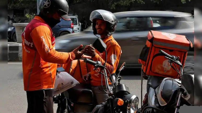Zomato and Swiggy raise delivery workers’ incentives as unions call for a strike on New Year’s Night, aiming to prevent service disruptions during peak demand.