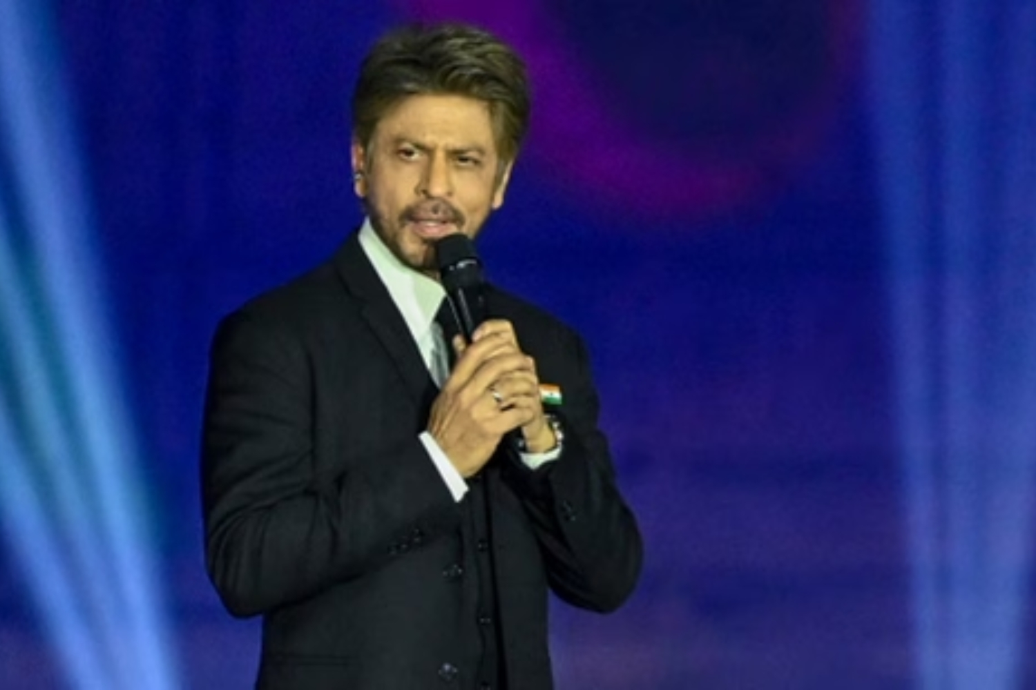 Congress and Dhirendra Shastri Rally Behind Shah Rukh Khan as BJP Labels KKR’s Bangladeshi Signing ‘Unpatriotic’